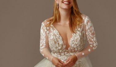 How to Choose the Right Hairstyle for Wedding Dress Type?